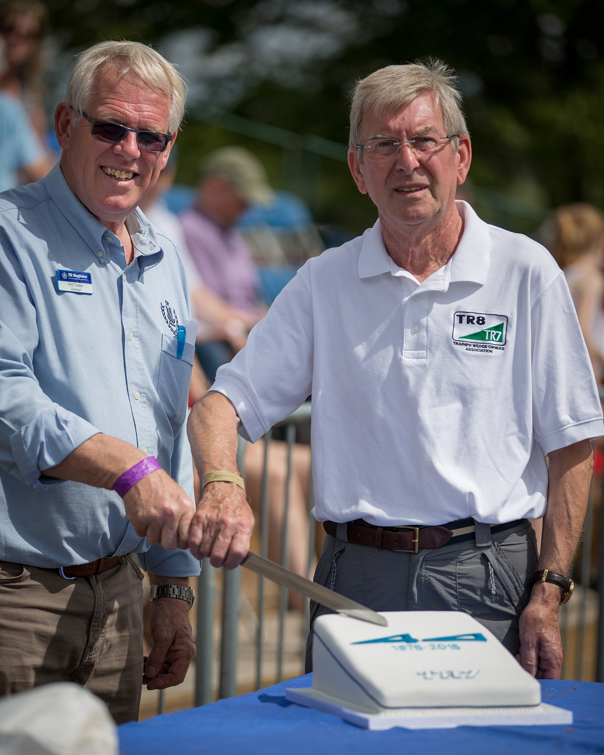 harris-mann-tr7-designer-cutting-the-tr7-anniversary-cake-with-chairman-phil-tucker-1200x1500.jpg?v20240716172740