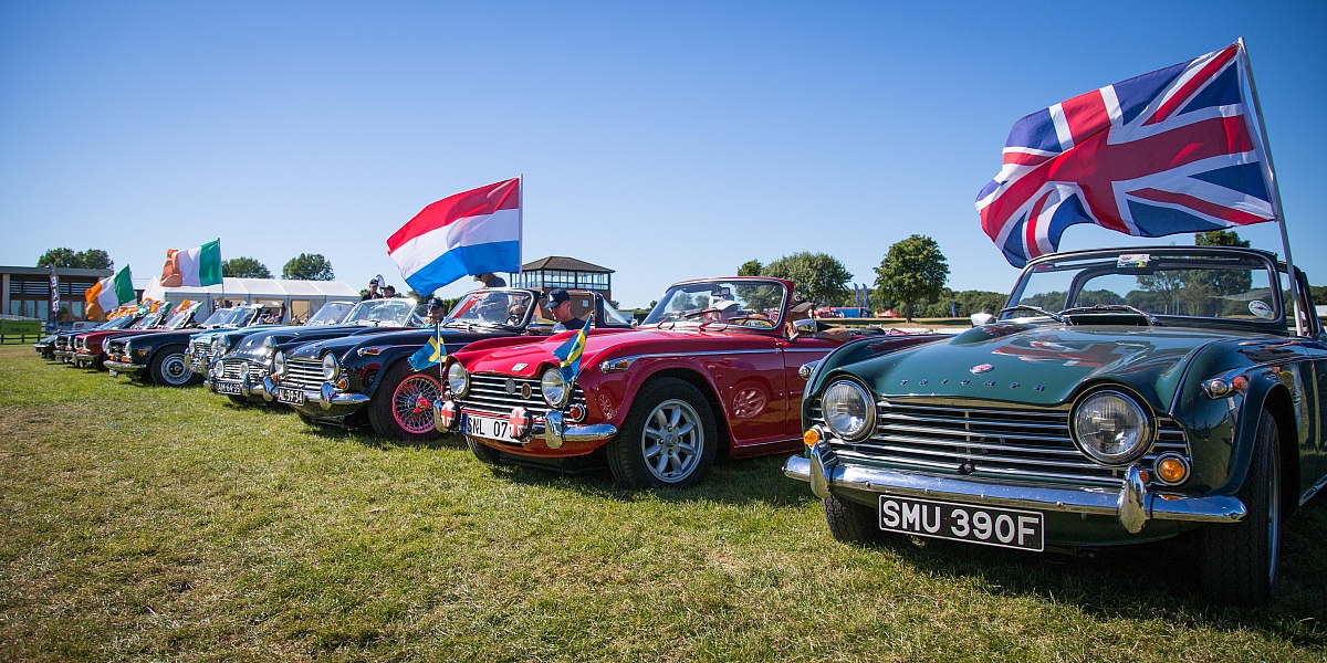 international-tr-visitors-lined-up-1200x600.jpg?v20240716173004