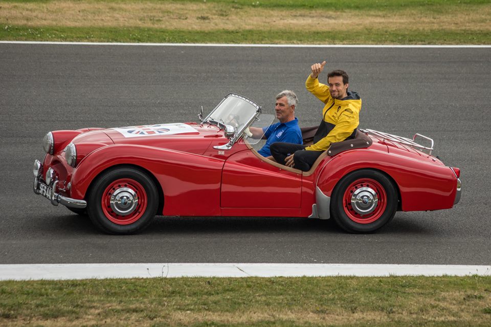 jolyon-palmer-enjoys-the-tr2-of-alan-strong.jpg?v20240716173043