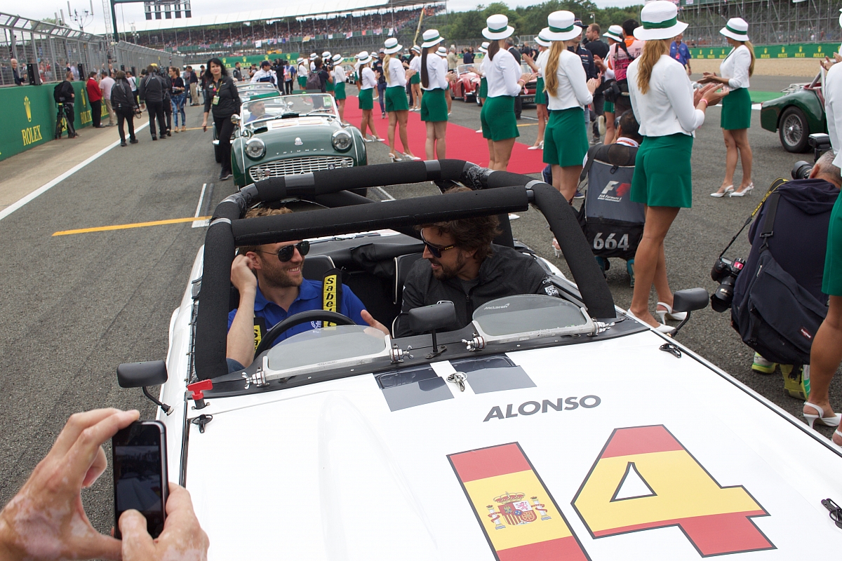 jon-dumelow-and-fernando-alonso-share-a-joke-in-his-tr4-1200x800.jpg?v20240716173043
