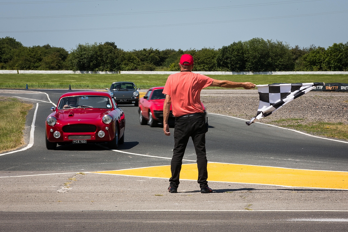 porsches-mixed-in-with-the-triumphs-on-track-1200x800.jpg?v20240716173001